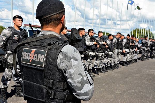 Os policiais militares e bombeiros do Distrito Federal vão receber 25% de aumento e os policiais civis, 8%
