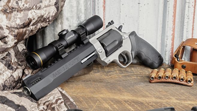 O novo modelo, em calibre 460 S&W Magnum, possui cano produzido em aço e inserido em uma capa de alumínio