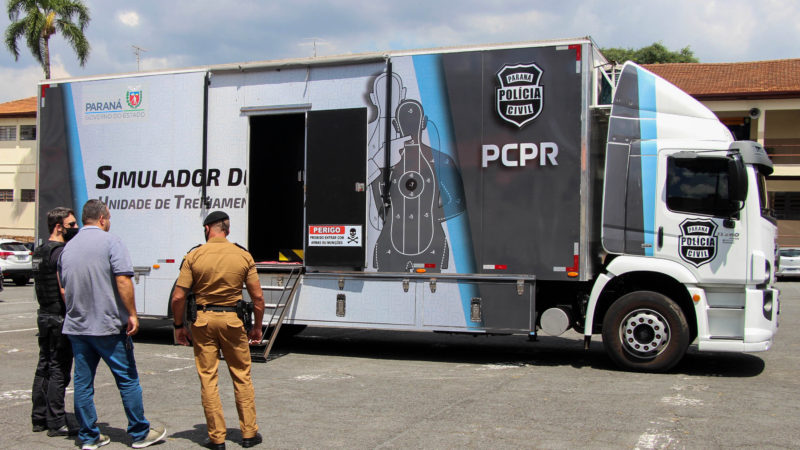 O veículo possui duas salas e em cada uma é possível desenvolver o treinamento com duas pessoas