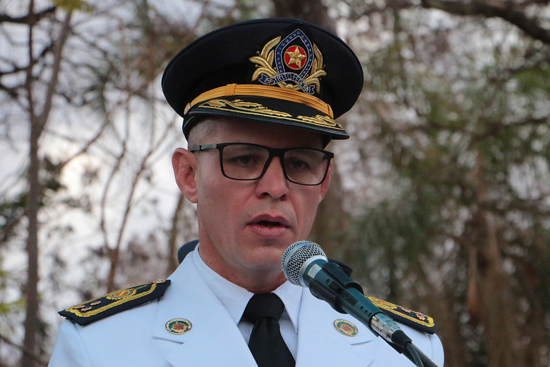 Após pressão política e da própria tropa, cel. Julian foi exonerado por furar a fila de vacinação da Covid