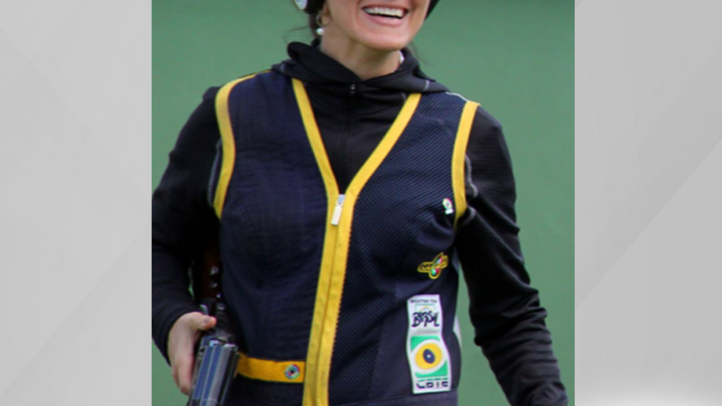 Dani Gédéon pratica Tiro ao Prato, na modalidade Skeet – Dama, sendo uma das primeiras na modalidade.