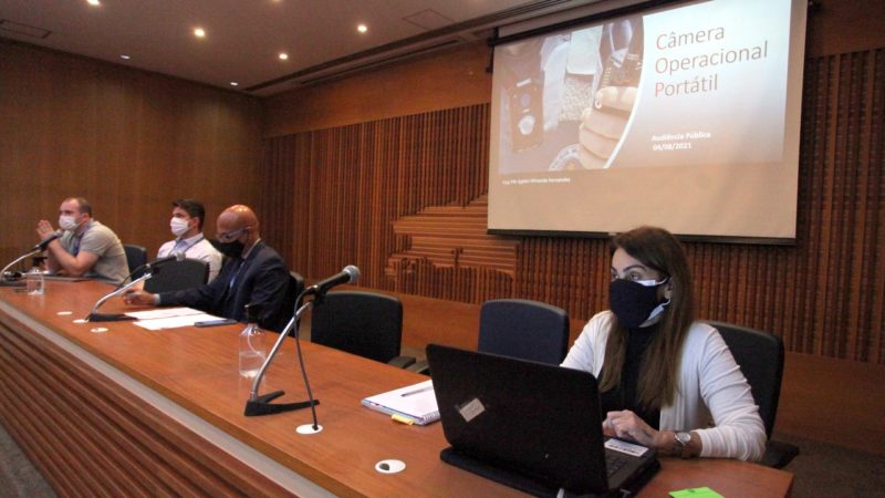 A instalação de câmeras portáteis nos uniformes dos agentes civis e militares foi estabelecida pelo governador Cláudio Castro