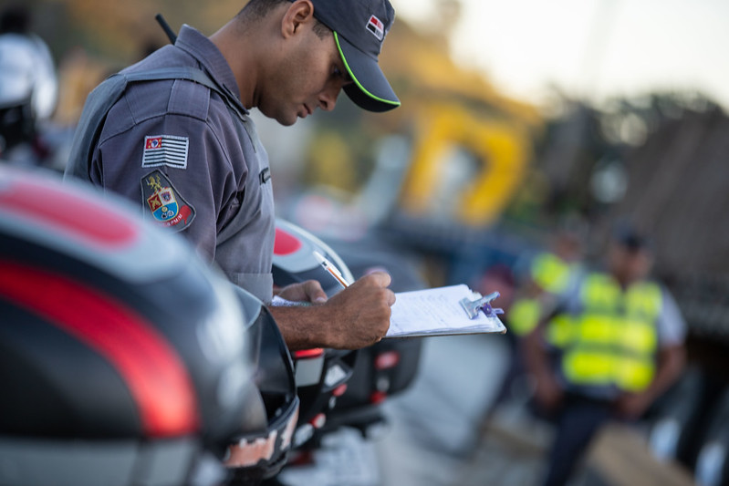 Também foram recolhidas seis armas de fogo ilegais e apreendidos mais de 7 quilos de drogas