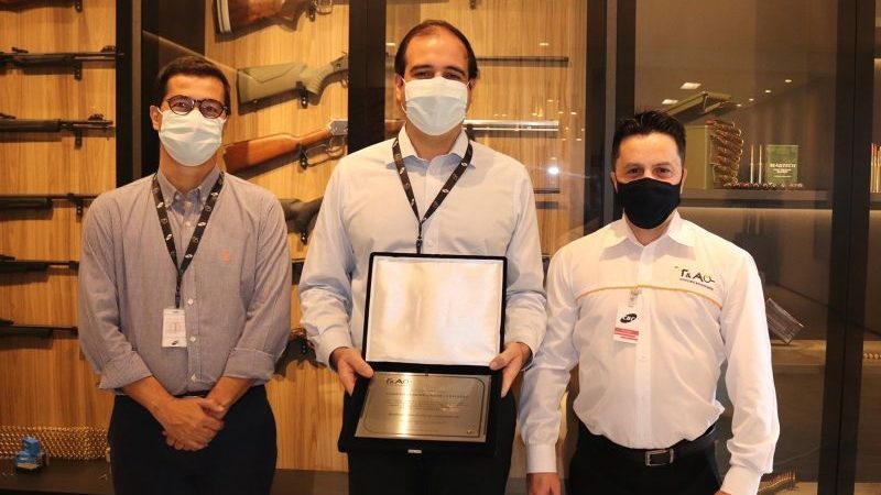 Paulo Ricardo Gomes, Diretor Comercial & Marketing da CBC, Fábio Mazzaro,Presidente da CBC, e Fabio Sianga Neto, Gerente Geral da T&A Brasil