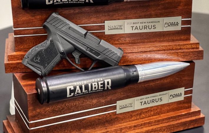 Os vencedores são escolhidos por um painel independente de 18 profissionais com anos de experiência na indústria de tiro esportivo