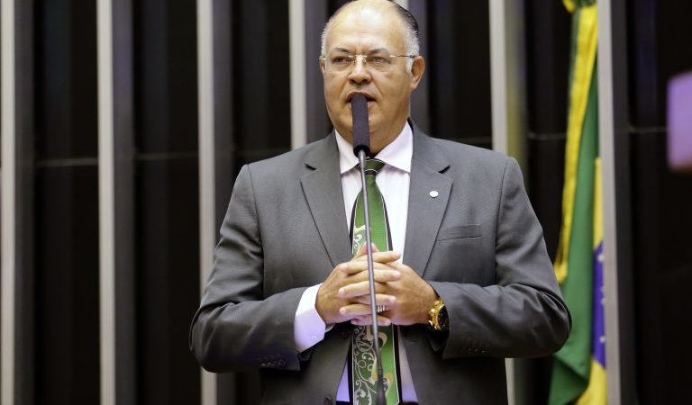 “O cidadão que detém o porte de arma de fogo comprovou as qualificações técnica e psicológica e atendeu aos demais requisitos legais”, afirmou Eurico (Foto Michel Jesus/Câmara dos Deputados)