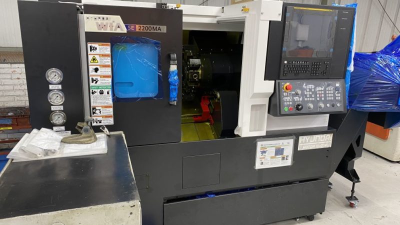 O centro de torneamento Hyundai SE2200 realiza ao mesmo tempo o torneamento - processo de usinagem usado para fabricar peças cilíndricas