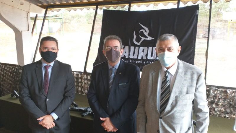 Marcos Augusto, desembargador do TRF 1ª Região, Salesio Nuhs, CEO da Taurus, e Ítalo Mendes, presidente e desembargador do TRF 1ª Região