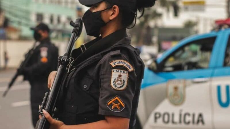 O vice-presidente do Superior Tribunal de Justiça (STJ), ministro Jorge Mussi, no exercício da presidência, autorizou uma candidata com mais de 30 anos aprovada no concurso da Polícia Militar do Rio de Janeiro a participar do curso de formação de oficiais da corporação. Segundo o ministro, na época do lançamento do edital, havia um vácuo legislativo em relação à idade limite para participar do processo seletivo – se de 30 ou de 35 anos –, de forma que, para o magistrado, não seria razoável excluir a candidata do certame em razão da idade. "Isso porque eventual realização de novas etapas sem sua participação pode implicar tumulto indesejado aos demais concursandos, à Administração Pública fluminense, bem como à sociedade daquela unidade da Federação, que ficaria desprovida de novos profissionais da área de segurança pública", justificou o ministro. No mandado de segurança, a candidata afirmou que foi surpreendida ao se inscrever para o concurso em 2021 com o limite de idade estabelecido em 30 anos para o cargo de oficial da PM. Ela destacou que, nos processos seletivos anteriores, de 2016 a 2019, a idade limite era de 35 anos. Ela completou 31 anos logo após a publicação do edital. Ainda segundo a impetrante, não houve superveniência de lei estadual ou federal autorizando a redução da idade limite de 35 para 30 anos, algo que seria necessário para justificar a alteração. O pedido para continuar participando das etapas do processo seletivo foi rejeitado pela justiça estadual. Novas provas ainda durante as férias forenses O ministro Jorge Mussi afirmou que haveria perigo de dano irreversível caso a liminar não fosse deferida, tendo em vista o início de novas etapas do concurso ainda durante o recesso judiciário. "Verifica-se que restou comprovado o risco de dano irreparável, a ponto de justificar a prestação jurisdicional em sede de plantão. Em consulta ao sítio eletrônico da instituição organizadora do certame em comento verifico que o cronograma das próximas etapas do concurso foi alterado em 23/12/2021, com a previsão de realização de exames subsequentes durante as férias forenses", resumiu. O vice-presidente do STJ lembrou que o Supremo Tribunal Federal possui entendimento no sentido de que pode ser estabelecido limite de idade nesse tipo de concurso, desde que a previsão conste em lei anterior ao edital. Mussi ressaltou que o arcabouço legislativo utilizado pela administração pública para justificar o limite de idade em 30 anos não se aplica ao caso. Ele também destacou que uma lei estadual chegou a disciplinar regras de idade para o ingresso na segurança pública fluminense, mas ela foi julgada inconstitucional pelo Tribunal de Justiça do Rio de Janeiro. "Em resumo, pode-se concluir que, à época do concurso em análise, havia um vazio legislativo quanto à idade máxima para ingresso na PM estadual por meio de concurso público. A única lei que dispunha sobre o tema, conforme relatado, foi considerada inaplicável aos concursos, por disciplinar a hipótese de 'alistamento'", concluiu o ministro. O mérito do recurso em mandado de segurança será analisado pela Primeira Turma, sob relatoria da ministra Regina Helena Costa.