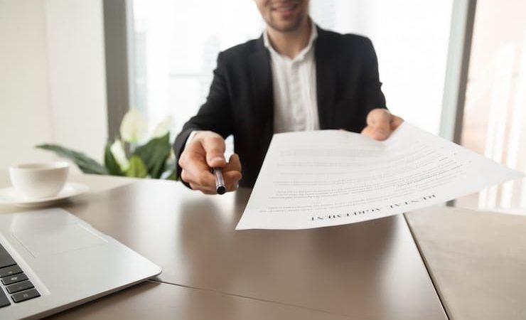 Relator propõe que cônjuges e dependentes dos beneficiários falecidos poderão contar com as mesmas condições ofertadas ao profissional que tiver falecido em razão do exercício do cargo